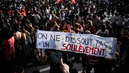 Des manifestants tiennent une banderole lors d'un rassemblement pour soutenir les Soulèvements de la Terre, à Nantes (Loire-Atlantique), le 21 juin 2023. (LOIC VENANCE / AFP)