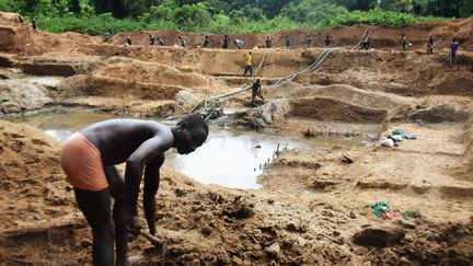 Des chercheurs de diamants dans une mine de Banengbele en République centrafricaine, en mai 2015. (PATRICK FORT / AFP)