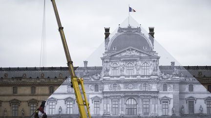 L'artiste JR fait disparaitre la pyramide du Louvre