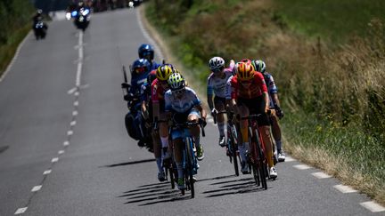 Sept coureuses dans l'échappée, lors de la 4e étape, du Tour de France femmes 2023. (JEFF PACHOUD / AFP)