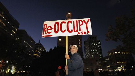 Un manifestant proteste apr&egrave;s l'&eacute;vacuation du Oakland City Hall plaza o&ugrave; campaient des membres du mouvement Occupy &agrave; Oakland (Californie), le 14 novembre 2011. (KIMBERLY WHITE / REUTERS)