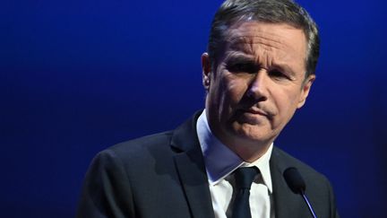 Nicolas Dupont-Aignan lors de son audition devant l'Association des maires de France (AMF), à Montrouge (Hauts-de-Seine), le 15 mars 2022. (ALAIN JOCARD / AFP)