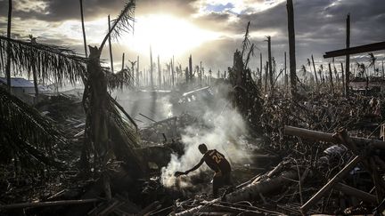 La fin de l&rsquo;ann&eacute;e 2013 a &eacute;t&eacute; marqu&eacute;e par le passage du super typhon Haiyan sur les Philippines. Il est consid&eacute;r&eacute; comme l&rsquo;un des typhons les plus violents jamais enregistr&eacute;s. Un bilan provisoire fait &eacute;tat de plus de 5 600 morts principalement au centre de l'archipel avec des vents sup&eacute;rieurs &agrave; 300 km/h et des vagues aussi puissantes qu'un tsunami. Tacloban (photo) a &eacute;t&eacute; la plus durement frapp&eacute;e transformant cette ville c&ocirc;ti&egrave;re en paysage post-apocalyptique. (DAN KITWOOD / GETTY IMAGES)