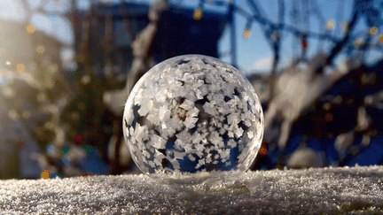 Une bulle de savon g&egrave;le par -25 &deg;C &agrave; Calgary (Canada), le 6 janvier 2014. (CHRIS RATZLAFF/YOUTUBE)