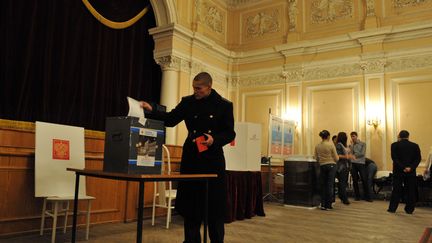 Un marin russe vote &agrave; Kronstadt au nord de la Russie le 4 d&eacute;cembre 2011.&nbsp; (OLGA MALTSEVA / AFP)