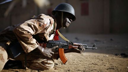 Un soldat malien au combat face &agrave; des jihadistes, &agrave; Gao, dans le Nord du Mali, le 10 f&eacute;vrier 2013. (JEROME DELAY / AP / SIPA)