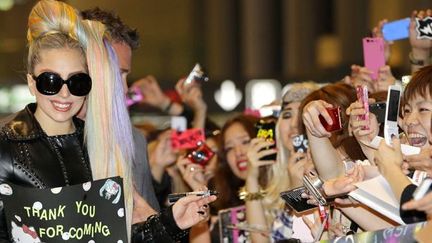 Lady Gaga et des fans en liesse à l&#039;aéroport japonais de Narita (8/5/2012)
 (Shizuo Kambayashi / AP / SIPA)