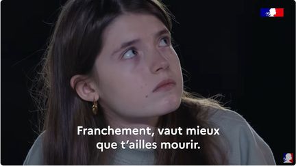 La campagne du gouvernement montre la perception décalée des adultes face à la réalité du harcèlement vécue par les enfants. (Chaîne Youtube du gouvernement)