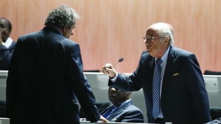 Michel Platini et Sepp Blatter, le 29 mai 2015, &agrave; Zurich (Suisse). (RUBEN SPRICH / REUTERS)