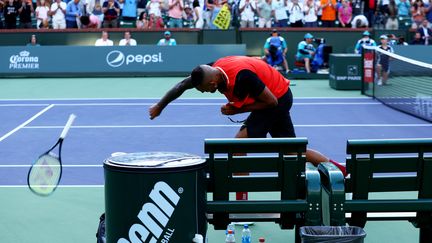 L'Australien Nick Kyrgios a cassé sa raquette après sa défaite en trois sets contre l'Espagnol Rafael Nadal lors du quart de finale du tournoi d'Indian Wells, le 17 mars 2022.&nbsp; (CLIVE BRUNSKILL / GETTY IMAGES NORTH AMERICA / AFP)