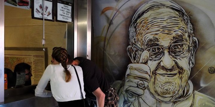 Le Pape François vu par C215, station de métro Piazza di Spagna à Rome.
 (Alberto Pizzoli / AFP)