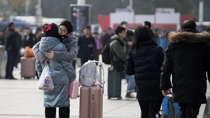 Des voyageurs dans la gare de Wuhan (Chine), ville où une épidémie d'une pneumonie&nbsp;d'origine inconnue a démarré, le 12 janvier 2020. (NOEL CELIS / AFP)