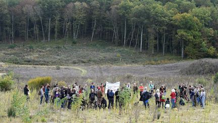 Les opposants au barrage de Sivens réunis le dimanche 23 octobre 2016 pour rendre hommage à Rémi Fraisse. (ERIC CABANIS / AFP)