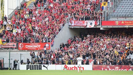 Les supporters lillois présents en tribunes à Lens, le 18 septembre 2021 lors du match aller de Ligue 1. (LAURENT SANSON / LS MEDIANORD)