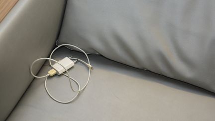 Un chargeur oublié sur un canapé. (JEAN-CHRISTOPHE BOURDILLAT / RADIO FRANCE)