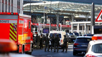 Des unités d'élite de la police sont déployées devant la gare de Cologne (Allemagne), le 15 octobre 2018. (THILO SCHMUELGEN / REUTERS)