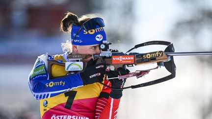 La Française Julia Simon lors de la Coupe du monde de biathlon IBU à Ostersund, en Suède, le 12 mars 2023. (ANDERS WIKLUND / TT NEWS AGENCY)