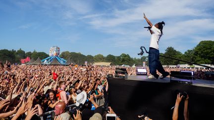 Le rappeur Luidji, à l'édition 2022 du festival breton des Vieilles Charrues, à Carhaix.&nbsp; (QUENTIN VERNAULT / HANS LUCAS)