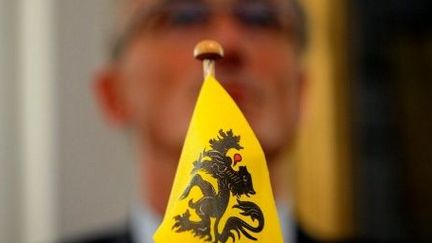 Drapeau flamand pendant une conférence de presse de Geert Bourgeis, ministre régional chargé de l'intégration (22 septembre 2009). (AFP/Dirk Waem)