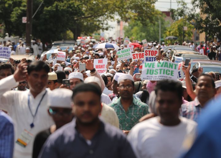 Des habitants forment une marche après le meurtre d'un imam et de son assistant dans le district new-yorkais du Queens, lundi 15 août 2016. (SPENCER PLATT / GETTY IMAGES NORTH AMERICA)