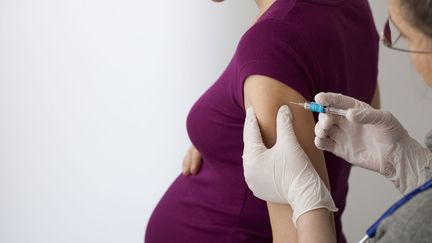 La vaccination pour les femmes enceintes est possible, voire encouragée, et ce dès le premier trimestre de leur grossesse. (Photo d'illustration) (BSIP / COLLECTION MIX: SUBJECTS RF)