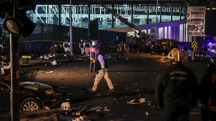 Un enquêteur de la police turque sur le lieu d'un double attentat près du stade du club de foot de Besiktas à Istanbul (Turquie), le 10 décembre 2016. (OZAN KOSE / AFP)