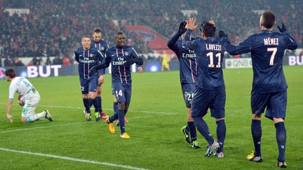 Les joueurs du PSG se congratulent apr&egrave;s un but contre l'OM, le 24 f&eacute;vrier 2013, au Parc des Princes.&nbsp; (MIGUEL MEDINA / AFP)