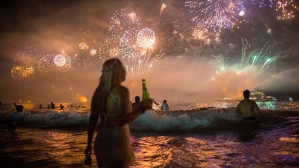 Des feux d'artifice dans la baie de Rio de Janeiro (Brésil), le 1er janvier 2016. (MAURO PIMENTEL/AP/SIPA / AP)