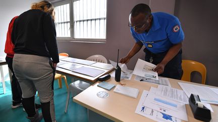 Une détenue de la maison d'arrêt de Sequedin (Lille) vote aux européennes, le 20 mai 2019. (MAXPPP)