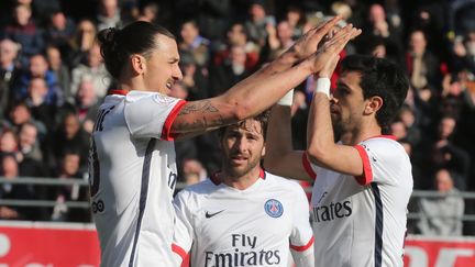 Zlatan Ibrahimovic&nbsp;tape dans les mains de&nbsp;Javier Pastore après leur victoire contre Troyes, le 13 mars 2016. (FRANCOIS NASCIMBENI / AFP)