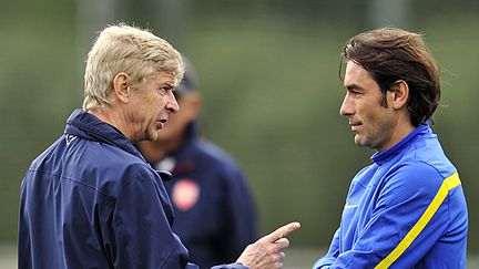 Robert Pirès espère qu'Arsène Wenger va prolonger son contrat à Arsenal.  (GLYN KIRK / AFP)