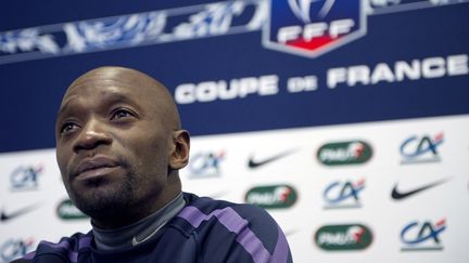 Le footballeur Claude Makelele&nbsp;lors d'une conf&eacute;rence de presse, le 13 mai 2011 au Stade de France, &agrave; Saint-Denis (Seine-Saint-Denis). (BERTRAND LANGLOIS / AFP)