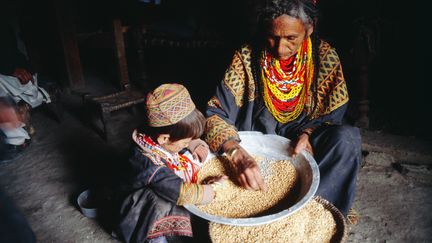 Le travail des femmes : tri du maïs avant d’aller au moulin / photo musée des Confluences, photo Hervé Nègre
 (Hervé Nègre - musée des Confluences )