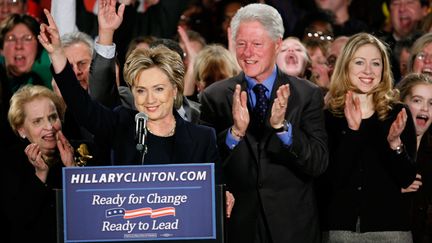 La candidate au poste du présidente des Etats-Unis,&nbsp;Hillary Clinton accompagnée de son&nbsp;mari l'ancien Président Bill Clinton, et de sa&nbsp;fille Chelsea, dans l'Iowa,&nbsp;&nbsp;le 3 janvier 2008. (CHARLIE NEIBERGALL / AP)