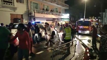 Après l'accident du char sans freins qui a fini sa course contre un réverbère. Un char du défilé du lundi-gras à Basse-Terre (GUADELOUPE LA 1ERE)