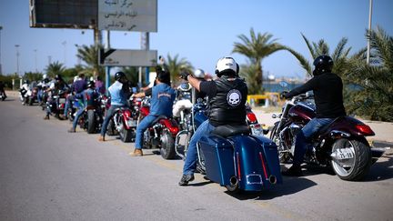 Des groupes de motards ont également vu le jour dans d'autres grandes villes libyennes, dont Benghazi et Zawiya. Le week end, ils s’aventurent quelquefois un peu plus loin dans le pays. «De temps en temps, il y a des problèmes de sécurité sur les routes et nous ne pouvons pas partir. Mais la plupart du temps, nous pouvons circuler n'importe où», précise l’un des membres. (Ahmed Jadallah / Reuters)