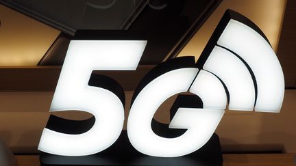 Le logo 5G&nbsp;dans un magasin Samsung taïwanais. Photo d'illustration. (DAVID CHANG / EPA)