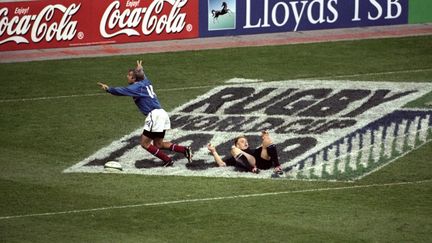 L'ailier français Philippe Bernard-Salles célèbre son essai en demi-finale du Mondial de rugby face à la Nouvelle-Zélande, le 31 octobre 1999 à Twickenham.&nbsp; (ROSS KINNAIRD / GETTY IMAGES SPORT CLASSIC)