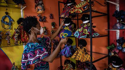 Au Burkina Faso, Poupémania est une entreprise qui conçoit des poupées faites à la main. Dès le mois de mars, les artisans leur ont confectionné des masques. Exposées dans le magasin de Ouagadougou, elles rencontrent un vif succès et permettent ainsi de faire passer les messages de prévention et inciter les Burkinabè, qui ne tiennent pas compte des recommandations du gouvernement, à en porter.&nbsp; &nbsp; (OLYMPIA DE MAISMONT / AFP)