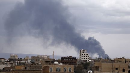 Une fum&eacute;e s'&eacute;chappe de l'a&eacute;roport de Sanaa (Yemen) apr&egrave;s un nouveau bombardement, le 4 mai 2015.&nbsp; (KHALED ABDULLAH ALI AL MAHDI  / REUTERS)