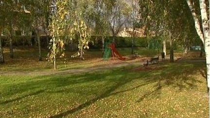 Capture d'&eacute;cran de France 3 Rh&ocirc;ne-Alpes.&nbsp;Les fait se seraient d&eacute;roul&eacute;s dans ce petit square du quartier de la Chamberli&egrave;re &agrave; Valence, dans la Dr&ocirc;me.&nbsp; (DR)