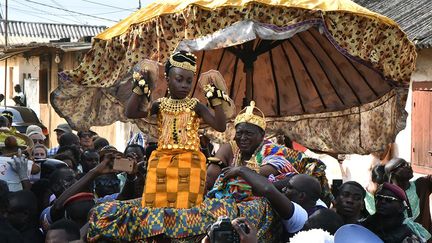 le roi entouré de ses fils et ses filles. Cet événement est aussi une occasion de lever les barrières sociales et de «faire le bilan annuel de leur communauté, pour encourager les actions d’équilibre social et des projets, et surtout pour dénoncer publiquement tous ceux qui ont commis des actes répréhensibles. (…) On leur offrira la possibilité de se repentir en public et de se faire pardonner leurs fautes. Et même le roi n’y déroge pas…», précise le blog Trip in Africa. (Sia Kambou / AFP)