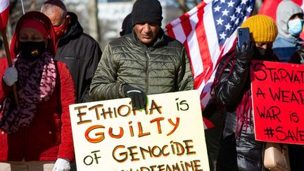 Des manifestants dénoncent les exactions dans la région éthiopienne du Tigré, le 29 mars 2022, à Washington (Etats-Unis). (BRYAN OLIN DOZIER / NURPHOTO / AFP)