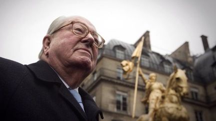 Jean-Marie Le Pen devant la statue de Jeanne d'Arc &agrave; Paris, le 7 janvier. (JOEL SAGET / AFP)