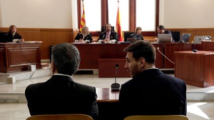 &nbsp; (Lionel Messi avec son père au cours du procès le 2 juin dernier © REUTERS)