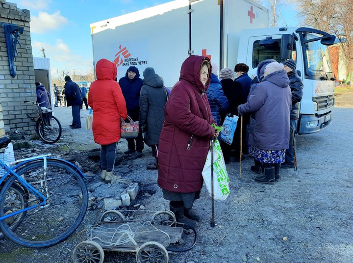 Residentes de Drobysheve, cerca de Sloviansk, hacen fila frente al camión de MSF.  (AGATHE MAHUET / RADIO FRANCIA)