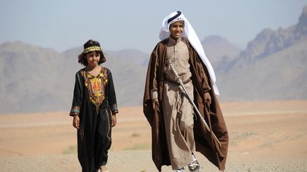 Deux enfants marchent pr&egrave;s de Tabuk (Arabie Saoudite) au premier jour de l'A&iuml;d-el-K&eacute;bir, le 15 octobre 2013. (MOHAMED HWAITY / REUTERS)