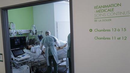 Des membres du personnel médical s'occupent d'un patient atteint du Covid-19 dans le service de réanimation de l'hôpital Pasteur, à Colmar (Haut-Rhin), le 22 avril 2021.&nbsp; (SEBASTIEN BOZON / AFP)