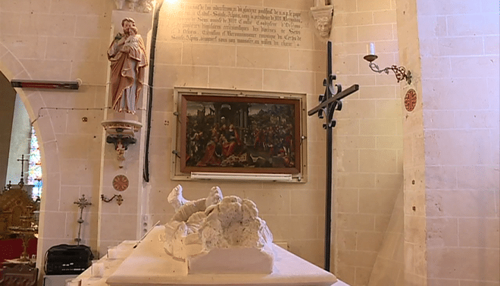 "L'Adoration des Mages" face au tombeau-reliquaire de Sainte Alpais. Eglise de Cudot (Yonne)
 (Culturebox - capture d&#039;écran)