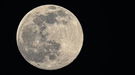 La Lune photographiée depuis Brandebourg (Allemagne), le 26 février 2021. (PATRICK PLEUL / DPA-ZENTRALBILD / AFP)
